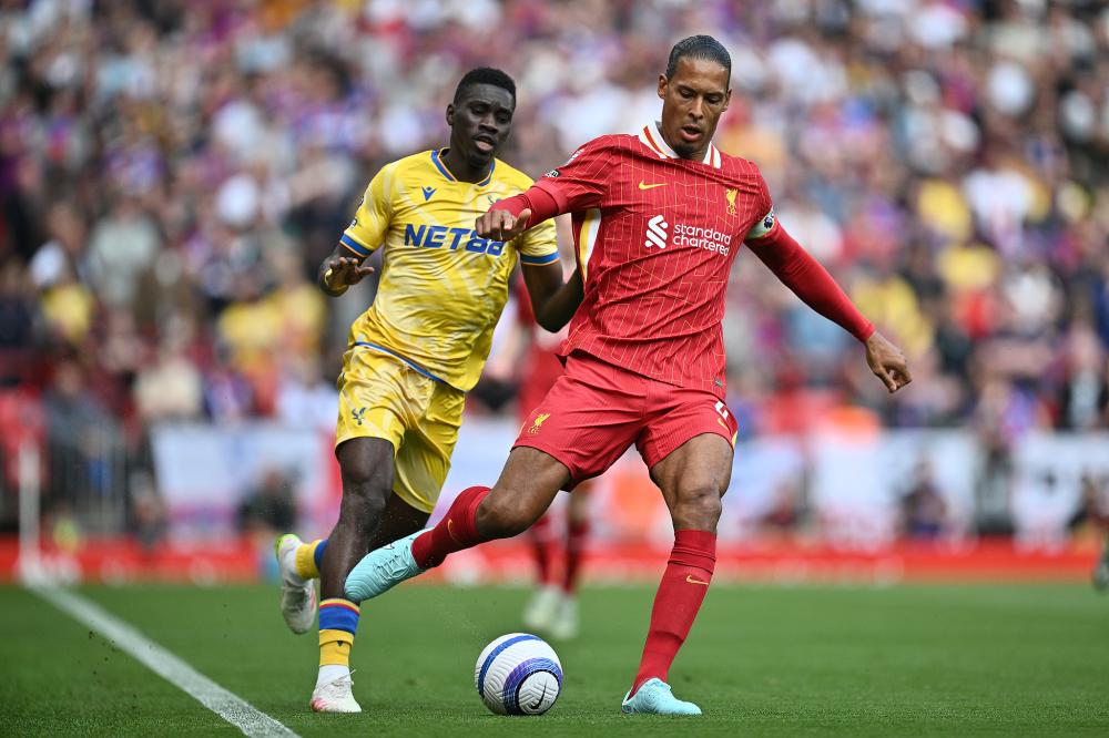 阿根廷国家队抵达安哥拉，大批球迷等候并高呼梅西名字